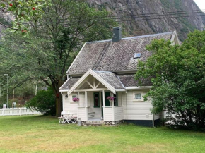 Aobrio Holidayhouse, old farmhouse close to Flåm